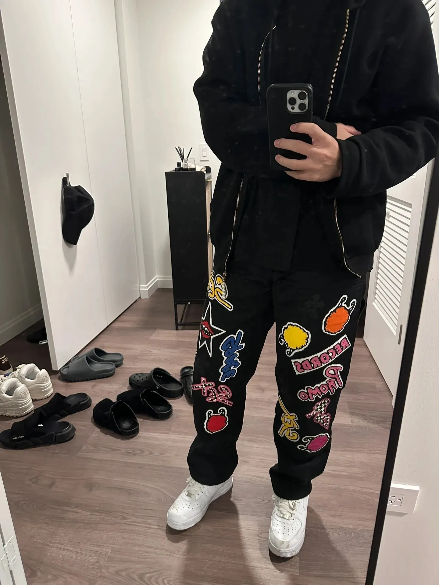 P260 Chrome Hearts Chrome Hearts black multi-element graffiti overalls Chrome Hearts clothing creative director Mattyboy Mattyboy, whose real name is Matt DiGiacomo, is a graffiti artist with a non-school background. He started to serve as the creative director of the Chrome Hearts clothing series in 2018. Since then, Chrome Hearts, which has been injected with young blood, has become popular again. Popular clothing and leather goods, especially the vintage trousers modified product line, must be pre-ordered in stores around the world. Especially patterns like Checker Ball, Checker Eyes and Smiling Lips. The fictional record company logo "SexRecords" often appears in his works, forming his unique style. "I hate humanity, but I love art. Before the end of my life, I just want to do my best to create." ----Matty Boy Mattyboy and vrigil Abloh are also very close. They are both ICONs who bring street culture into luxury accessories. Via.MattyBoy90 (IG) Size: 28/30/32/34/36 Waist: 69/74/79/84/89 Knee circumference: 50/51.5/53/54.5/56 Pants length: 102/104/106/108/110